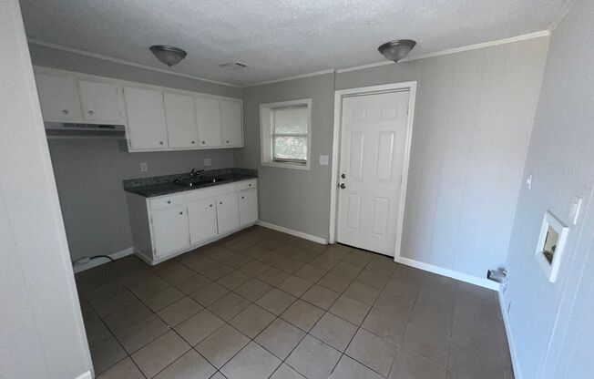 2 beds, 1 bath, $850, Unit #E