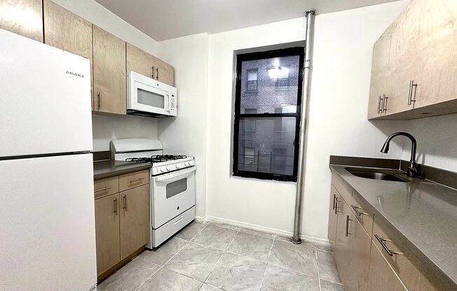 4 beds, 1 bath, $3,500, Unit 4D