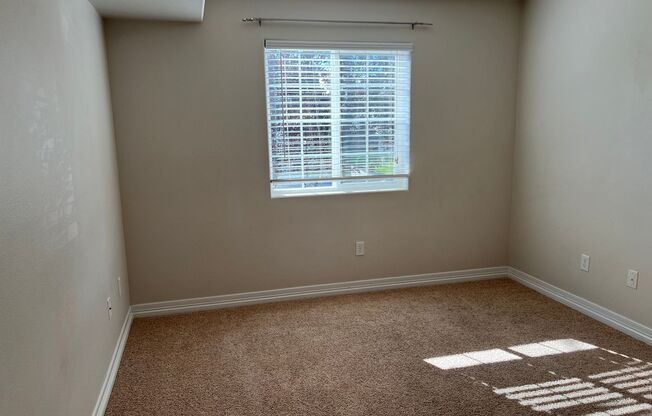 5 BEDROOM, 4 BATHROOM TOWNHOUSE WITH 2 CAR DETACHED GARAGE
