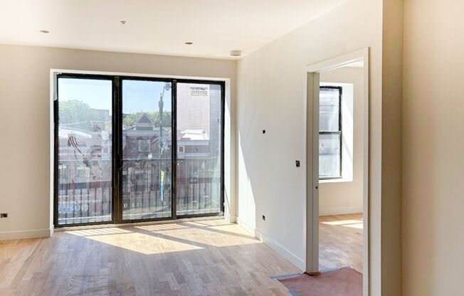 Brand new construction boutique elevator building right in the heart of Lincoln Park! Steps to restaurants like Galit and Yaya Cafe and just over a block to the red line Fullerton stop.