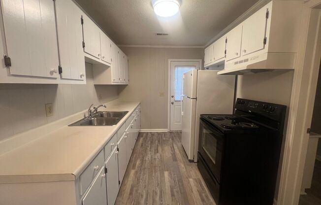 2 beds, 1 bath, 750 sqft, $1,125, Unit B