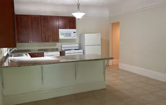 2 beds, 1 bath, $1,595, Unit 817 Rio Chico #2