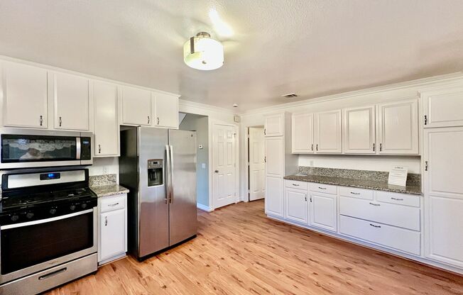 Beautiful 3B/2BA House with Washer/Dryer & Jacuzzi located in the heart of Poway! Move-in special available!