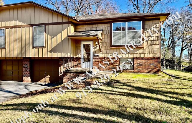 Spacious Duplex in Shawnee-Available NOW!!