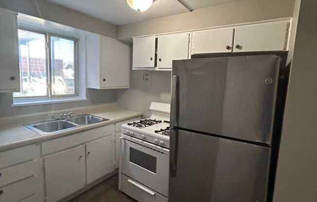 3 beds, 1 bath, $845, Unit 2307 A8