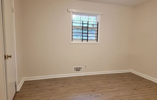 2 beds, 1 bath, $1,295, Unit 1468 Clermont Ave Unit B East Point, GA 30344