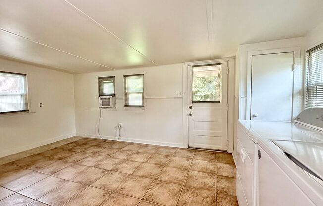 Charming 2 Bedroom 1 Bathroom Home for Rent!