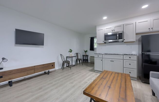 1 bed, 1 bath, 350 sqft, $1,425, Unit 20