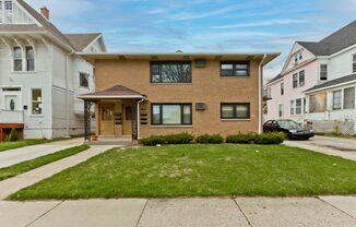 Newly Renovated 1 Bedroom Downtown Waukegan