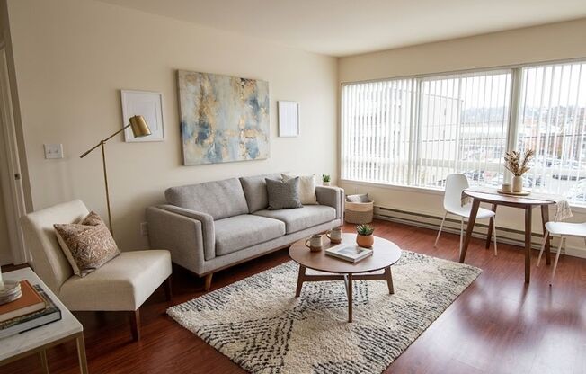 3 beds, 1 bath, $2,895, Unit R-412