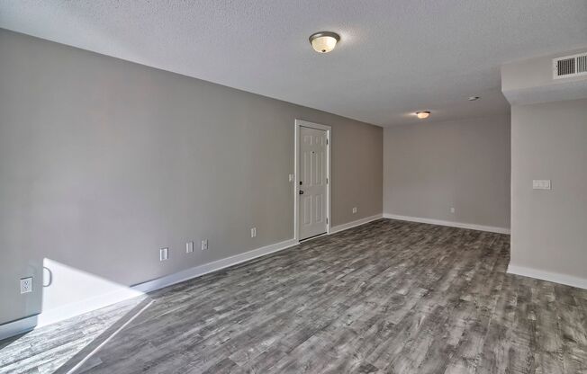 2 beds, 1 bath, $1,250, Unit 8