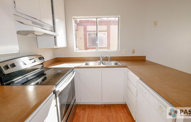 2nd Floor 3 bed/2 bath Condo!