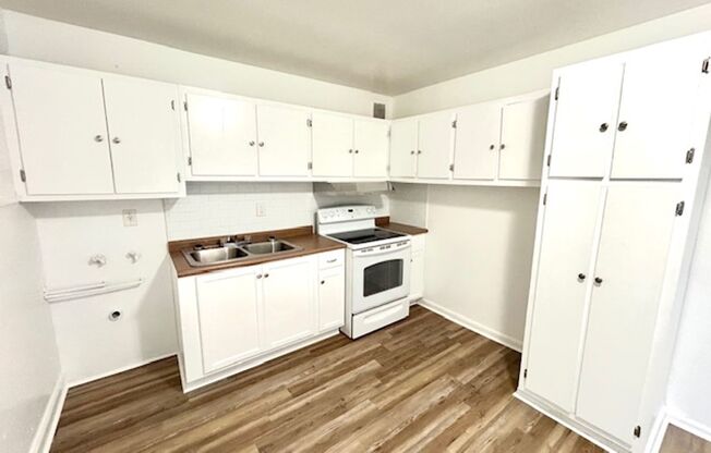 3 BEDROOM/ 1 BATH COTTAGE WITH LARGE BACK YARD
