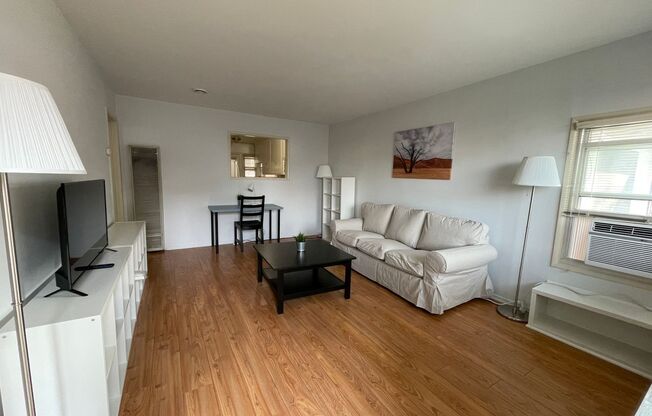 1 bed, 1 bath, 675 sqft, $2,195, Unit 8761 1/2 Reading Ave