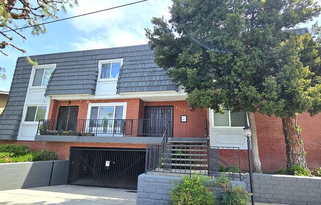 Spectacular 3 Bdr, 3 Bath Tri-Level Townhome in Prime Studio City