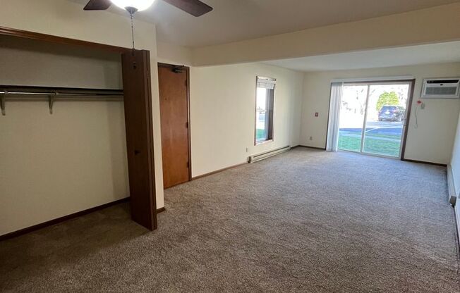 2 beds, 1 bath, 965 sqft, $1,595, Unit 7702CA