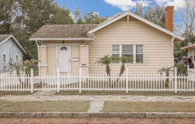 Nice 2 Bedroom & Large extra room that you can make into a 3rd bedroom Great Location-Near Downtown St Petersburg