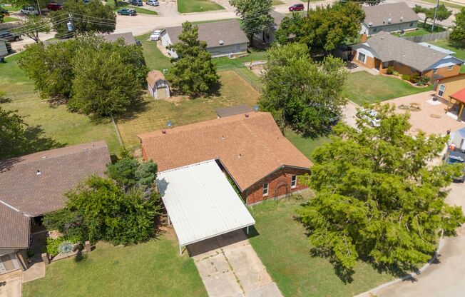 Charming 5-Bedroom Home with Vintage Style in Moore