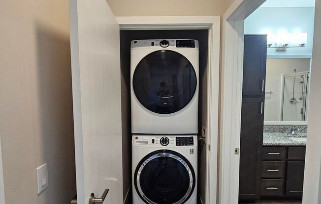 2 beds, 2 baths, 951 sqft, $2,000, Unit 407