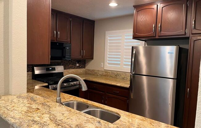 Charming end-unit home in Tamarack Point~ Coventry