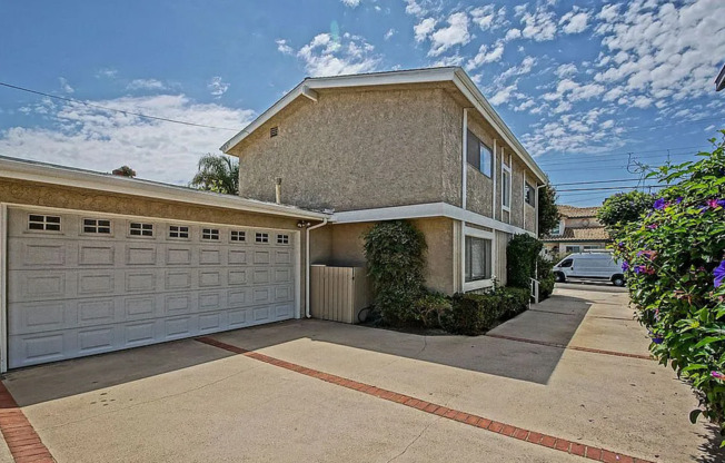 REMODELED, BRIGHT & AIRY, 1550 SQ FT, 3BR2.5BA HOME, W/PATIO & 2-CAR GARAGE NEAR PARKS, SCHOOL & 2 MINS TO BEACH!