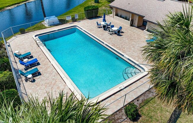 Adorable 2nd floor Condo with Community Pool and SAUNA!