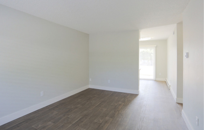 2 beds, 1 bath, 870 sqft, $1,575, Unit 77