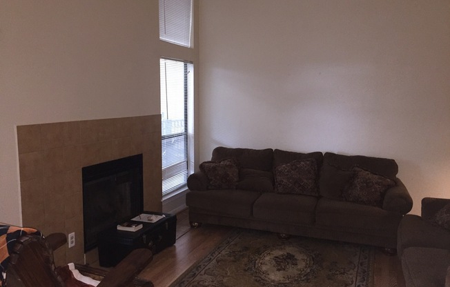 UT PRE LEASE: West Campus 2bd / 2ba Cathedral ceilings, Huge windows, Good Roommate floor-plan