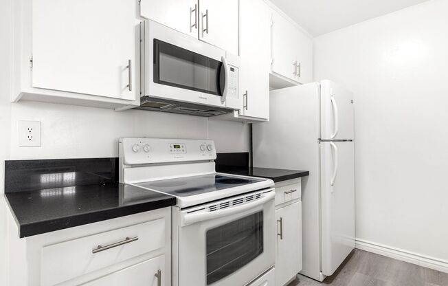 1 bed, 1 bath, 670 sqft, $2,300, Unit 220