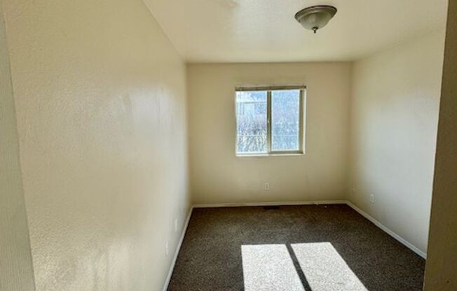 3 beds, 1 bath, $2,000, Unit UNIT D