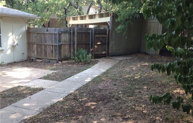 READY NOW! DARLING DUPLEX IN THE HEART OF ARLINGTON!