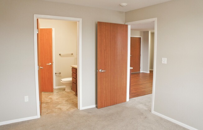 2 beds, 2 baths, 958 sqft, $1,275, Unit 411