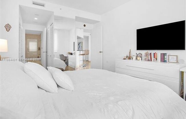 1 bed, 2 baths, 878 sqft, $3,500, Unit 801 Brickell Key Blvd # 907