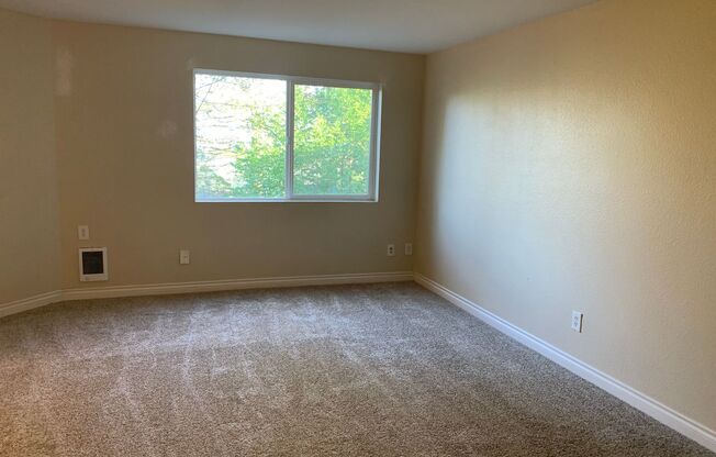 Lake Oswego Condo with Access to Mt. Park Rec Center!