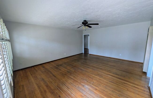 **MOVE-IN SPECIAL** 5 Bedroom House w/ A/C + Laundry near SDSU - Bright and Airy on Quiet Street!