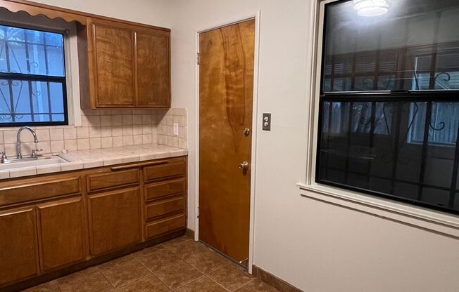 1 bed, 1 bath, 700 sqft, $1,595, Unit 425 23rd Street