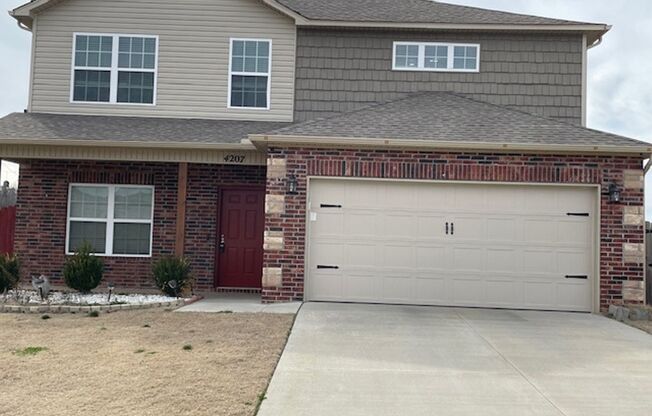 Spacious 4 Bedroom located in Bentonville!   HALF OFF THE FIRST MONTHS RENT!!!!