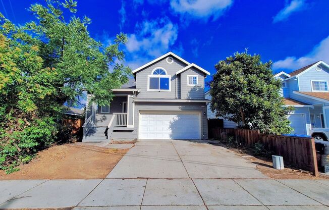 Beautiful Tri-level 4bd House w/Attached Garage & Low Maintenance Yards