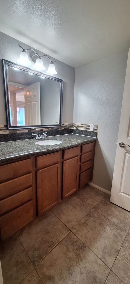 1 bed, 1 bath, $1,075, Unit # #C 28