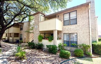 BEAUTIFUL Upstairs One Bedroom / One Bath CONDO!