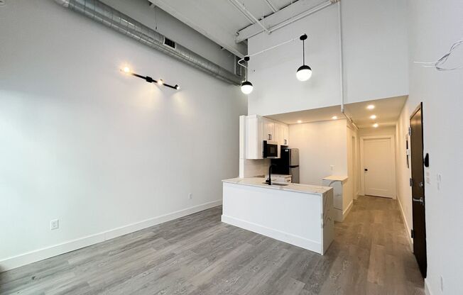 2 beds, 1 bath, 850 sqft, $1,995, Unit 523