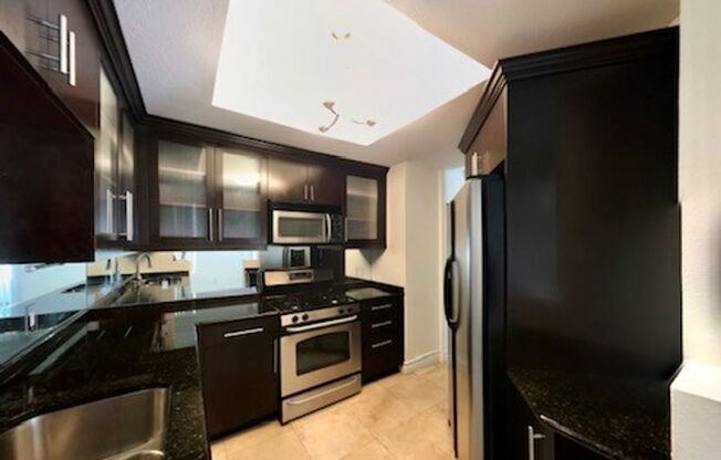 1 Bedroom Condo In A Luxurious Community!!