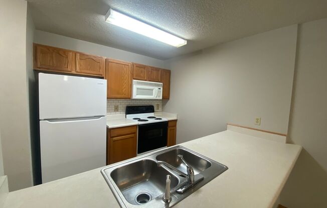 2 beds, 2 baths, 800 sqft, $995, Unit Unit 05