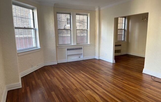 1 bed, 1 bath, 962 sqft, $1,560, Unit New King Edward  208