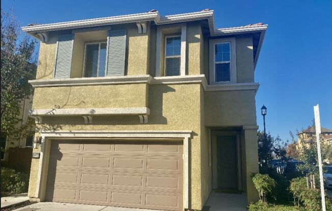 Beautiful and Sunny Home in Roseville Awaits! - Available 10/21/25- Viewings by appointment only!