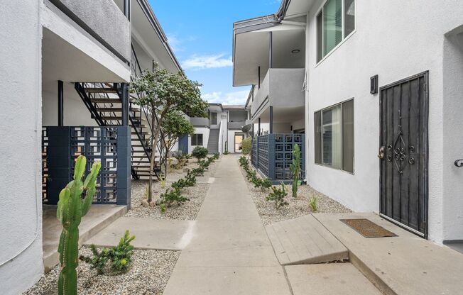 150 E La Verne-Upstairs 1 Bed 1 Bath with In Unit Laundry and Parking Spot Available!