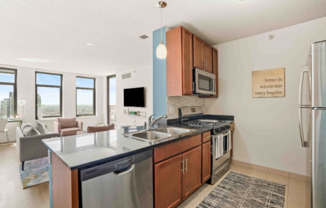 566 W KINZIE ST