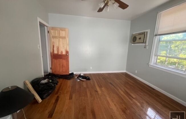 2 beds, 1 bath, $2,000, Unit 2