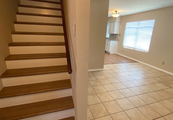 702 SKYLINE DR