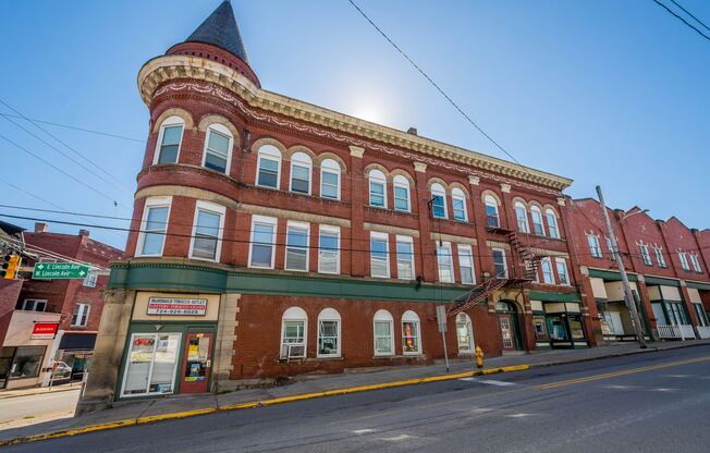 Studio, 1 bath, 1,000 sqft, $649, Unit 111 S McDonald St
